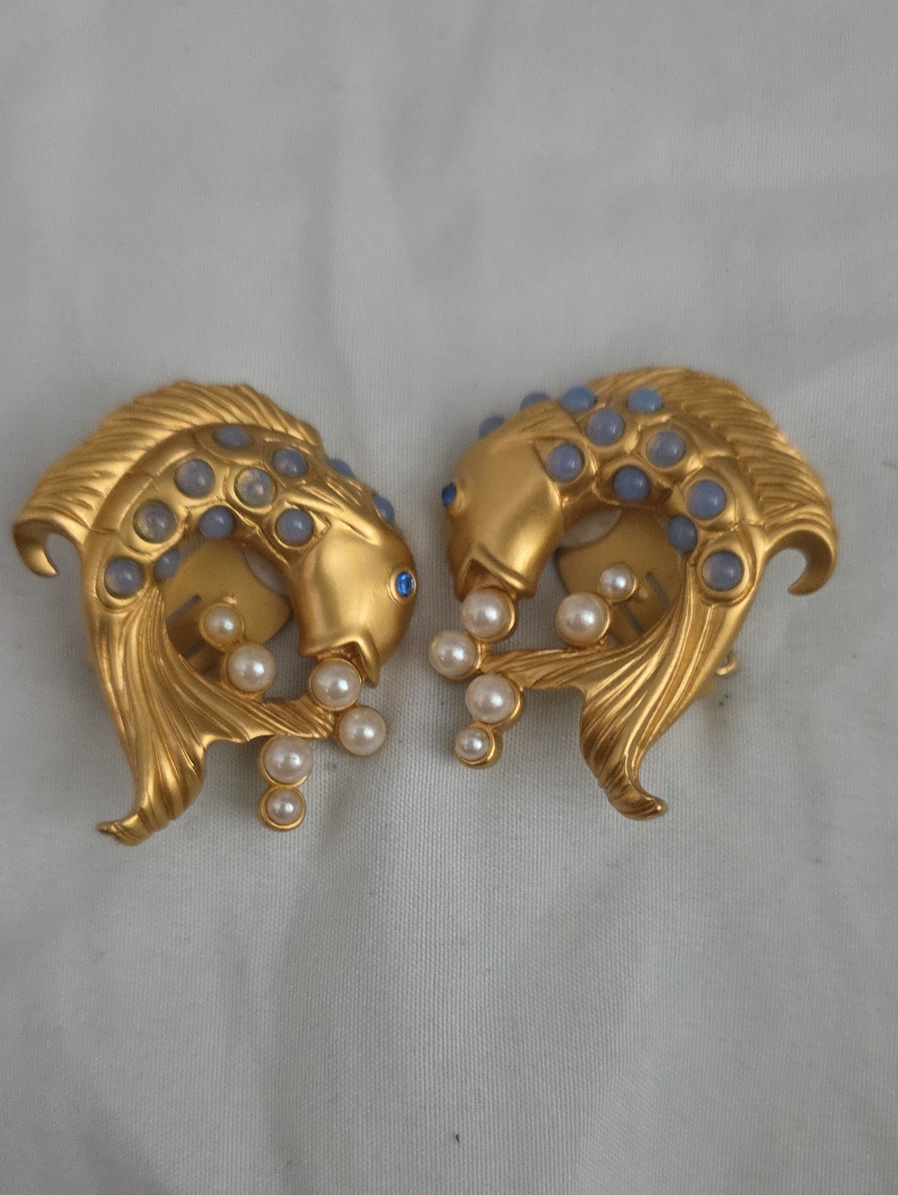 VINTAGE Elizabeth Taylor Avon Sea Fish Pearl Clip-On Earrings W/ Blue Cabochons